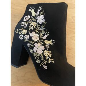 JustFab Loreida Black Embroidered Ankle Boots Block Heel Floral Size 10